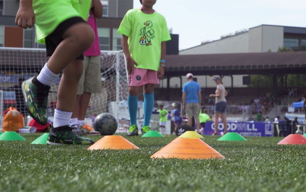 Soccer clinics at MGE Dia du Futbol