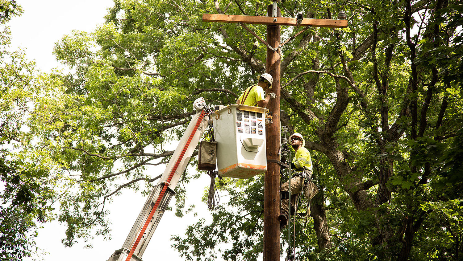 MGE reparando una línea eléctrica después de una tormenta de verano.